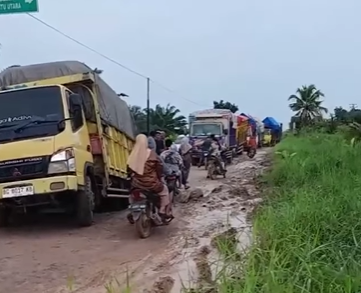 Mengeluhkan Nasib Di Jalan Rusak Sopir Truk Dan Ojek Gabah Di Mesuji