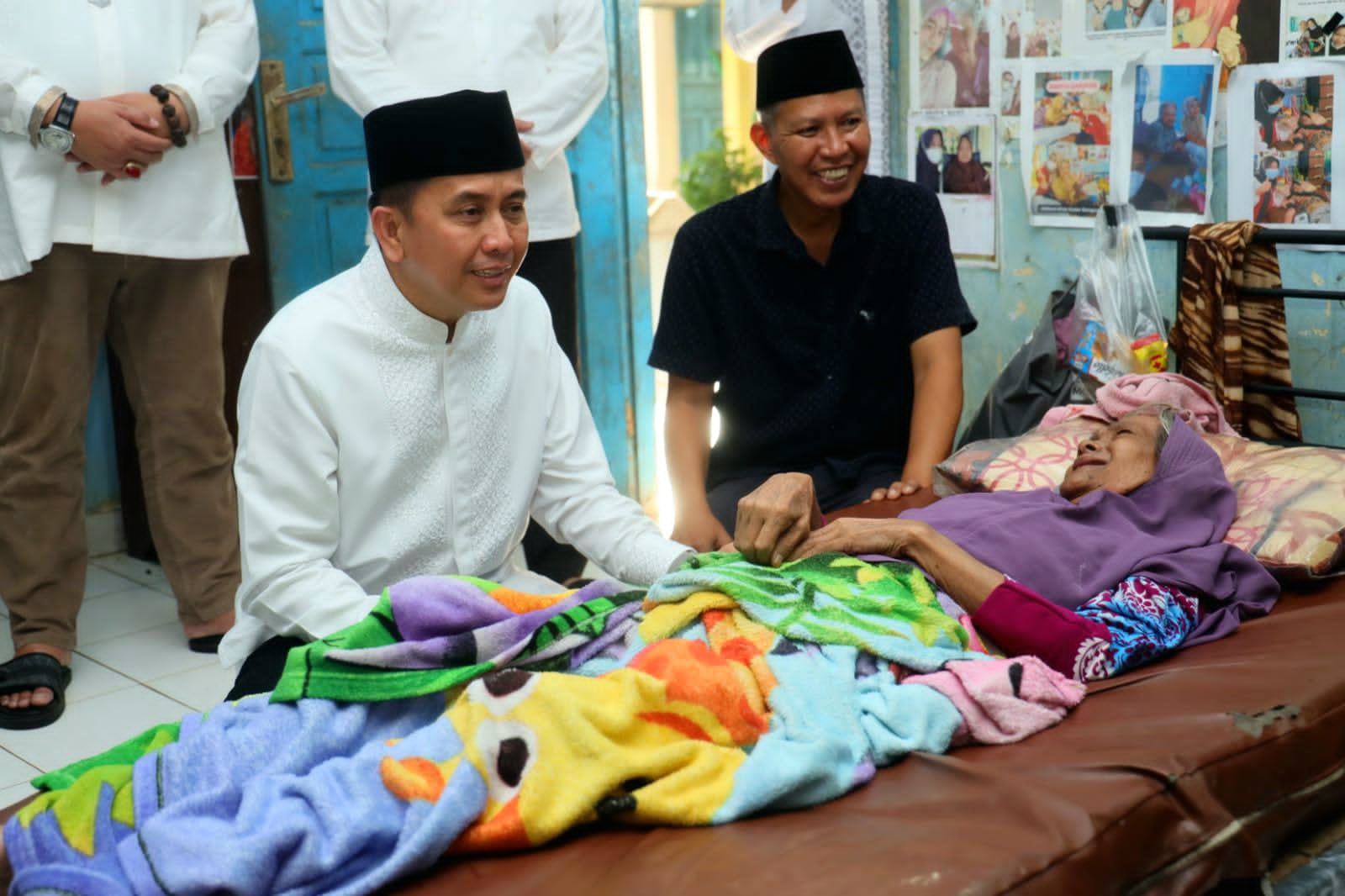 Temui Lansia Sakit saat Kunjungi Panti Jompo, Pj Gubernur Sumsel Agus Fatoni Berikan Bantuan dan Santunan