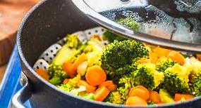 Rebus atau Kukus? Ini Cara Memasak Sayur yang Tak Hilangkan Vitamin