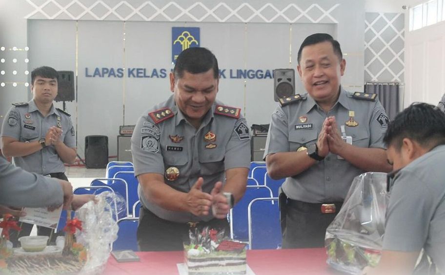 Bertambah Usia, Kalapas Lubuklinggau Dapat Kejutan dari Pegawai dan Sampaikan Ini