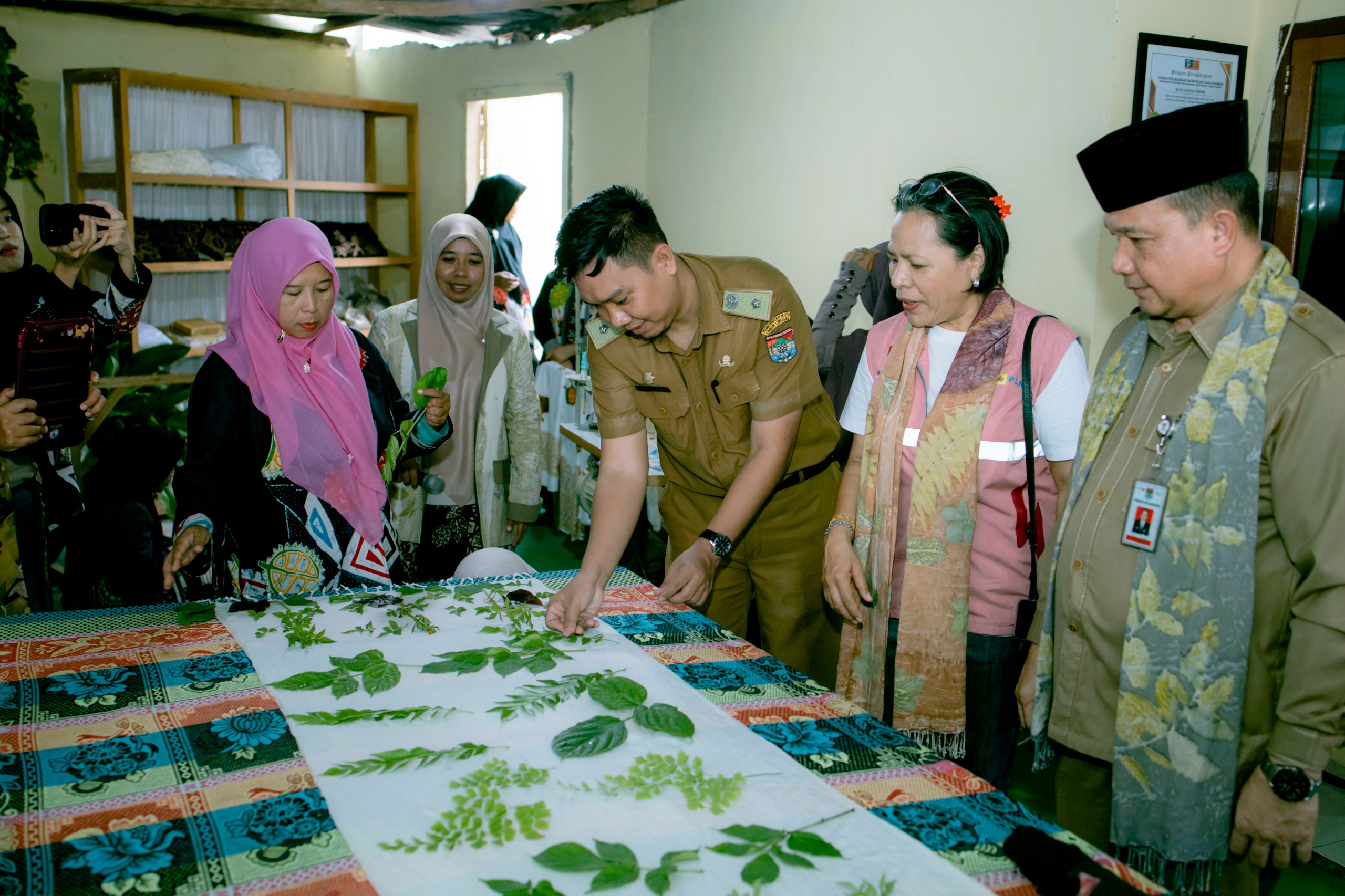 Woman Support Woman, Srikandi PLN Dukung Pemberdayaan Perempuan melalui Pelatihan Membatik Bersama Rumah Batik