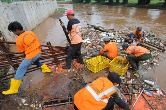 Antisipasi Banjir, Sampah Kali Pesanggrahan Dibersihkan Rutin