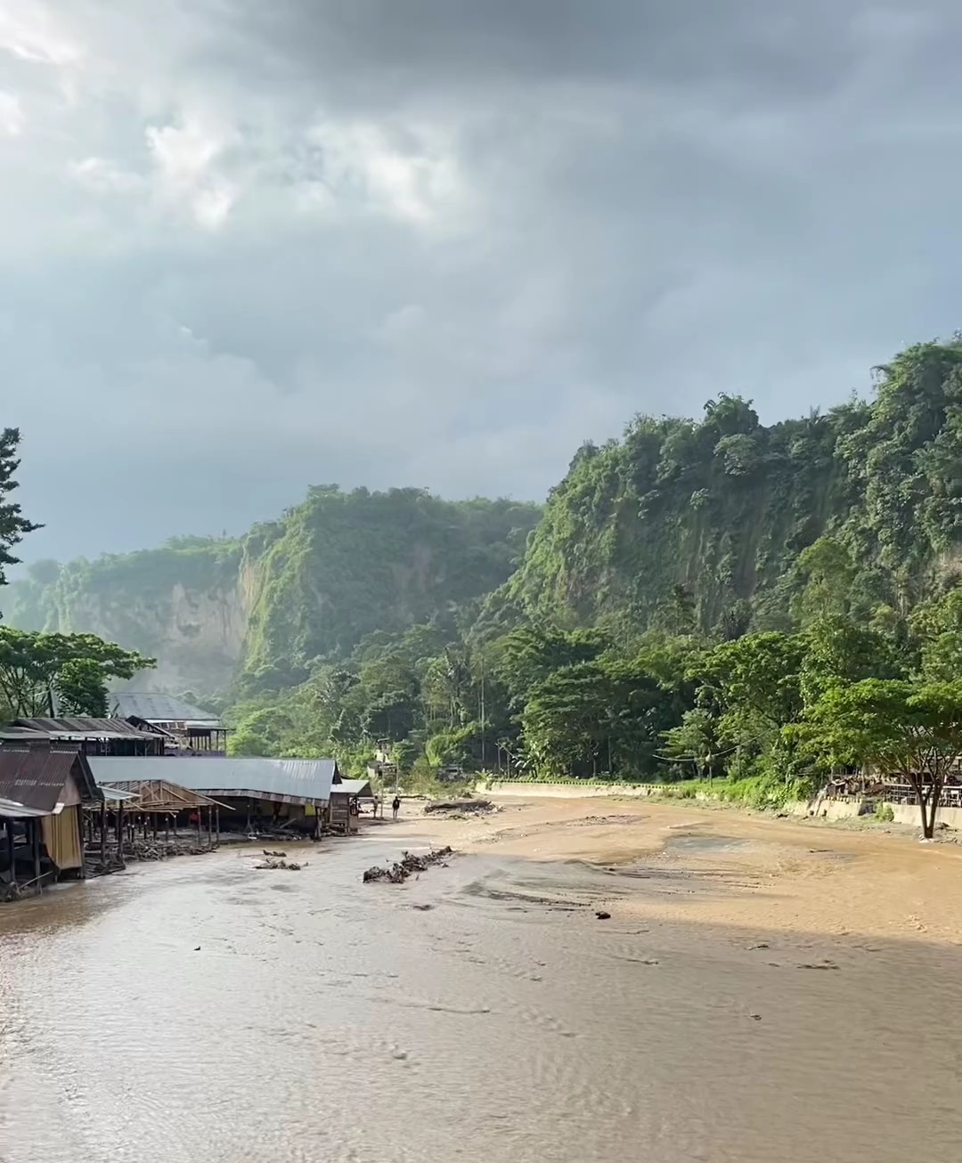 Aliran Sungai Ngarai Sianok Meluap, Beberapa Rumah Warga Terendam Banjir
