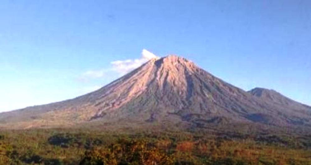 Gunung Semeru Erupsi 30 Kali pada Sabtu Pagi