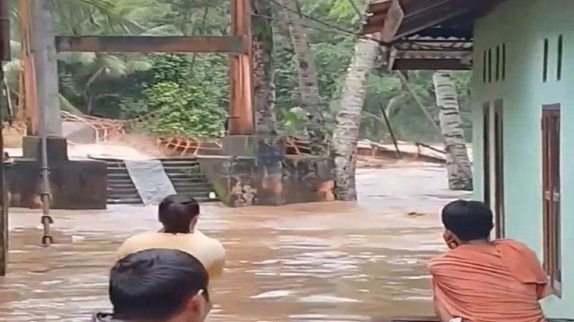 VIRAL !! Akibat Disapu Banjir Jembatan Gantung di Muratara Hanyut Terbawa Arus
