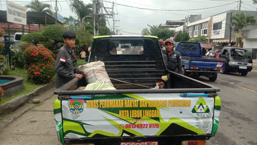 Dinas Perkim Lubuklinggau Gelar Pembersihan Taman Serentak di Wilayah Lubuklinggau Barat 1