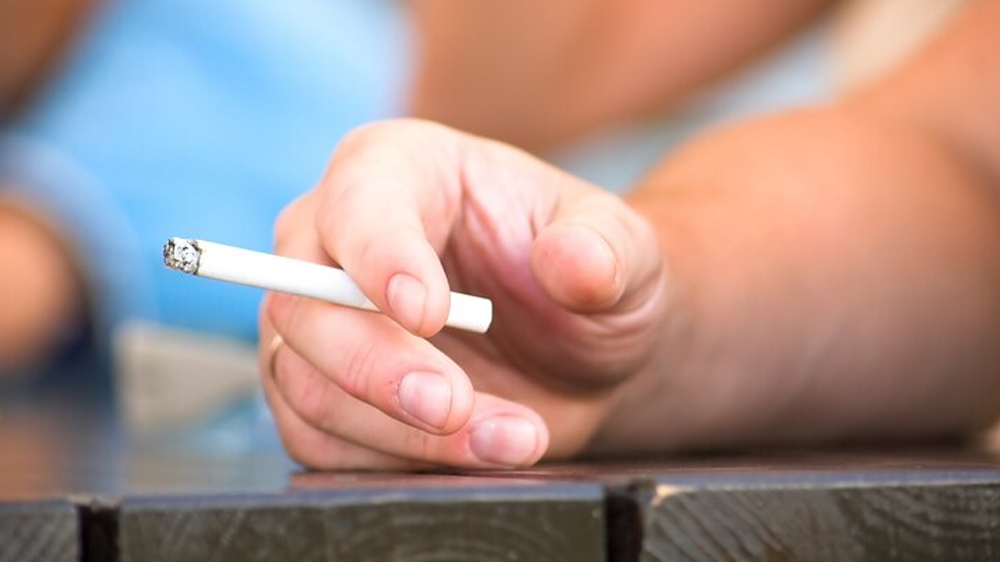 Merokok di Dekat Bayi: Dampak Serius pada Kesehatan Anak dan Peringatan bagi Orang Tua