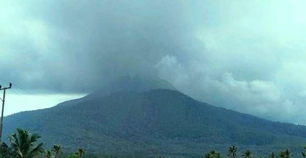 Gunung Lewotobi Laki-laki Kembali Semburkan Lava Hingga Sejauh 300 Meter