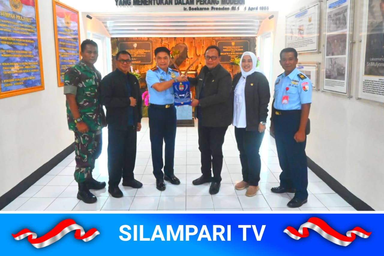 Bupati Hj. Ratna Machmud Terima Wings Kehormatan Paralayang Dari Lanud Sri Mulyono Herlambang