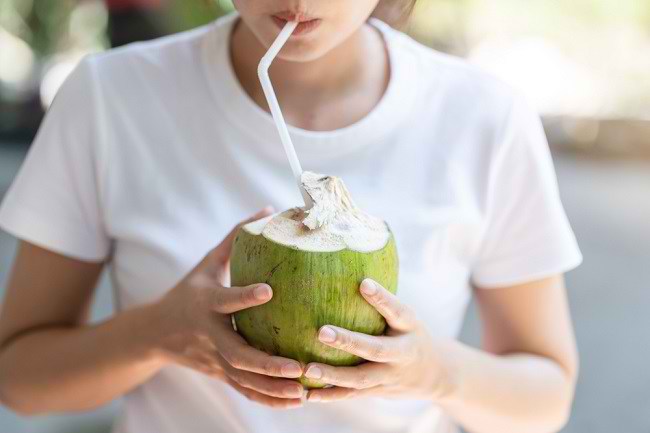4 Manfaat Minum Air Kelapa Setiap Hari bagi Kesehatan, Nggak Main-Main Khasiatnya