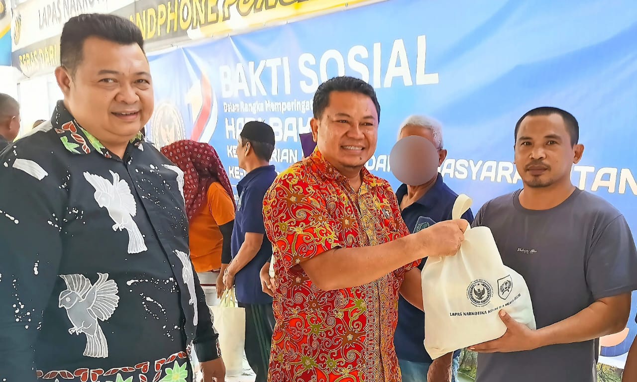 Kalapas Narkotika Muara Beliti Bersama Ketua Pokja Perawatan Kesehatan Salurkan Bansos Keluarga Warga Binaan