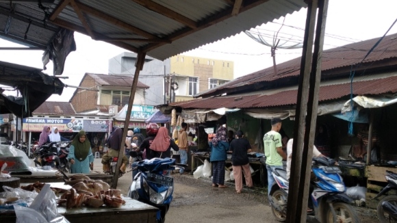 Antusias Menyambut Ramadhan, Pasar Megang Sakti Masih Ramai Meskipun Kondisi Hujan