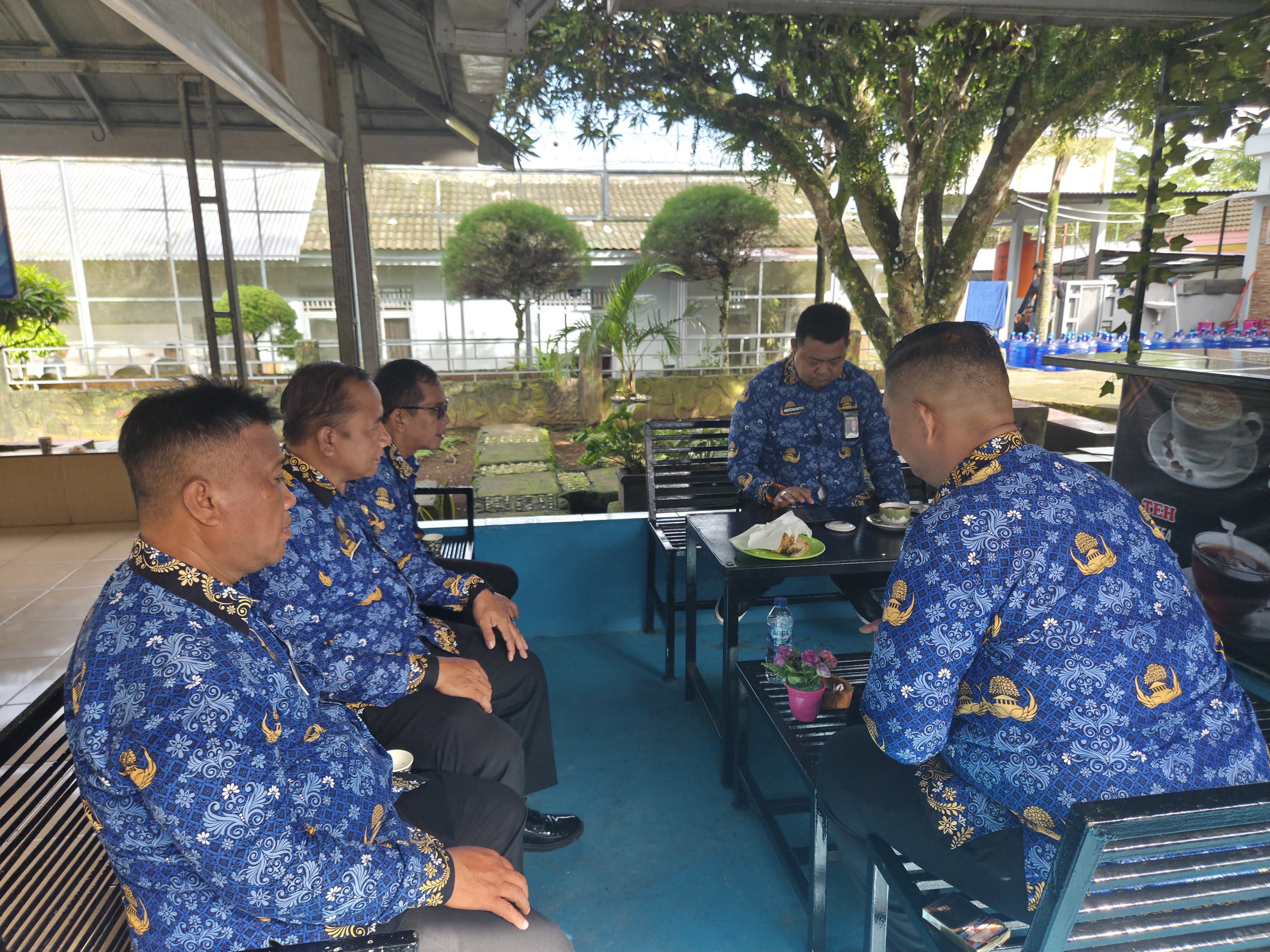 Aroma Kopi, Nada Sinergi: Pagi Pegawai Muara Beliti Dirajut dalam Kebersamaan