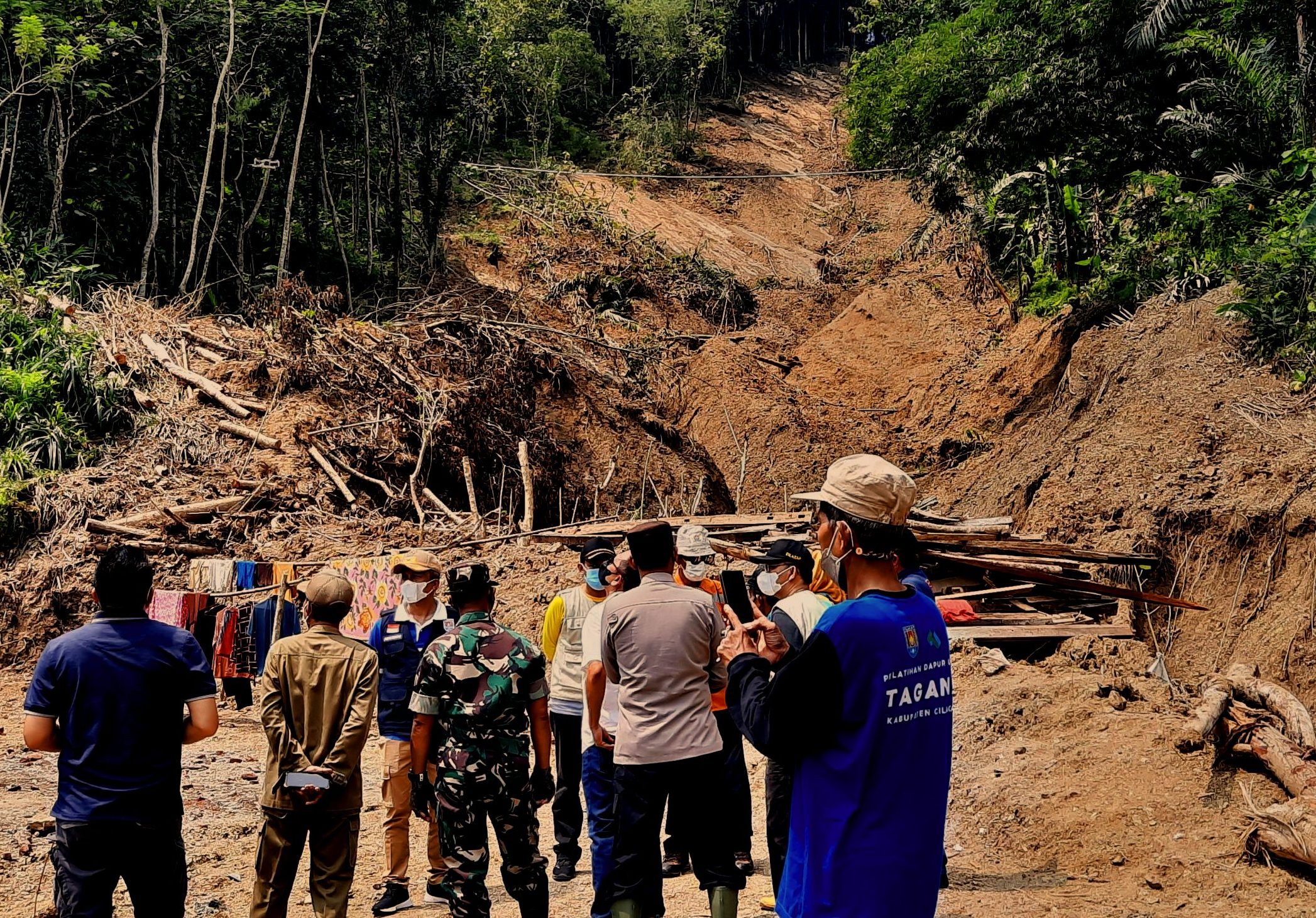 Longsor Terjang Cibeunying Cilacap: 2 Tewas, 21 Warga Masih Hilang