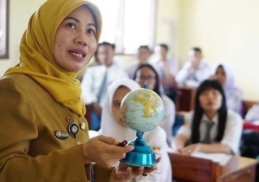 Guru Honorer Terancam Kehilangan Status dan Dirumahkan: Dampak Kebijakan Penataan Non ASN 2025