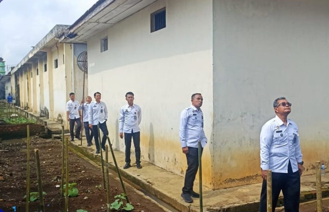 Lapas Lubuk Linggau Lakukan Kontrol Area Brandgang sebagai Upaya Deteksi Dini Gangguan Keamanan dan Ketertiban