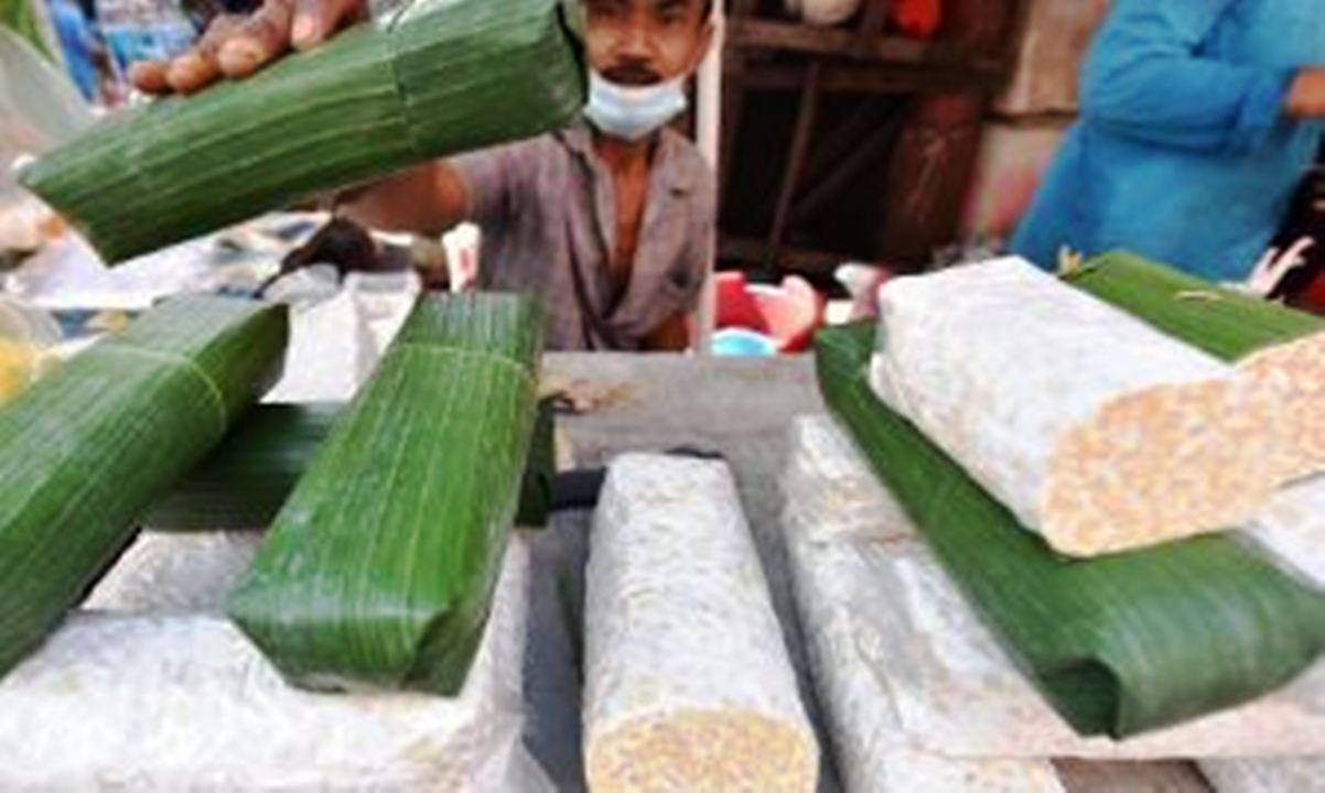 Lebih Sehat Mana: Tempe Dibungkus Daun atau Dibungkus Plastik?