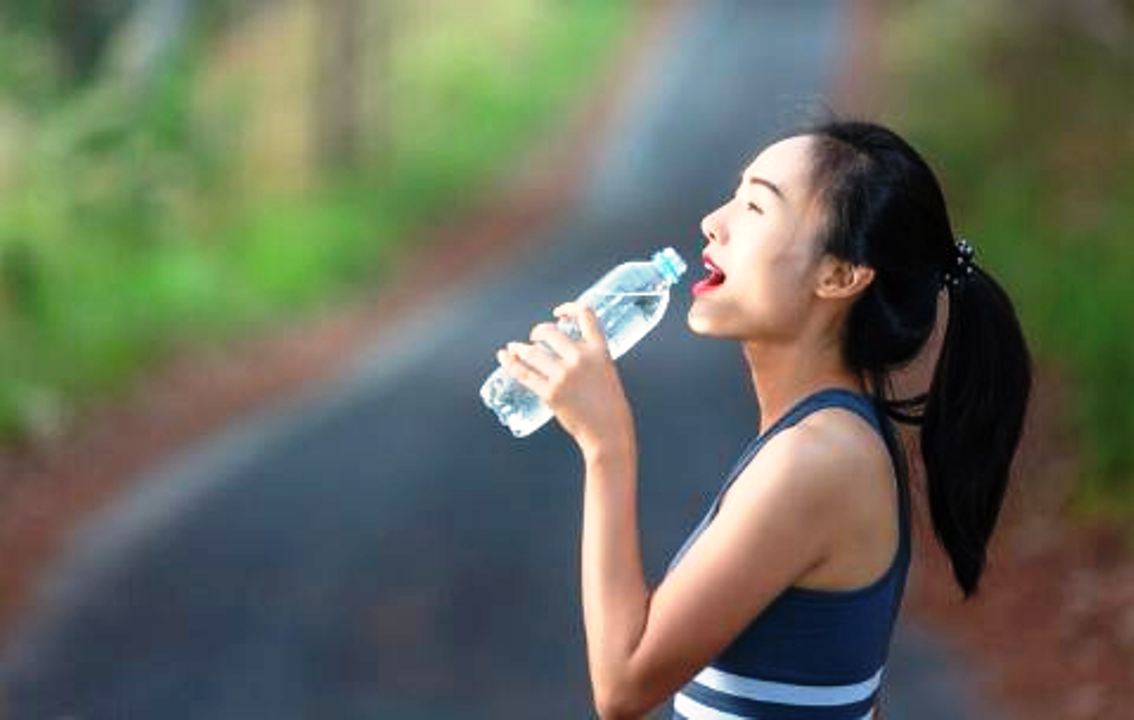 Turunkan Berat Badan Hanya dengan Minum Air Putih? Begini Tipsnya