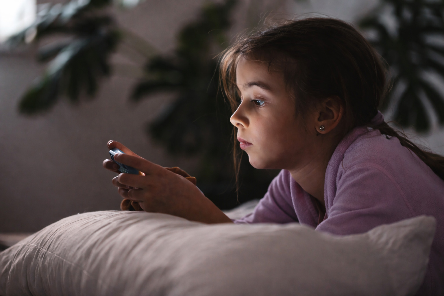 Anak Tantrum Saat Gadget Dibatasi? Ini Cara Orang Tua Mengatasinya 