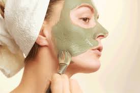 3 Kesalahan Memakai Clay Mask: Mencuci Wajah Kembali dengan Sabun