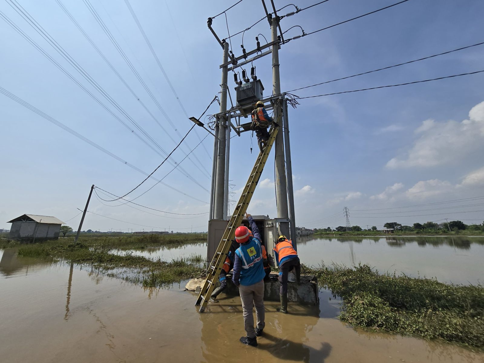 100% Jaringan Listrik PLN Telah Normal Kembali Pascabanjir Jabodebek
