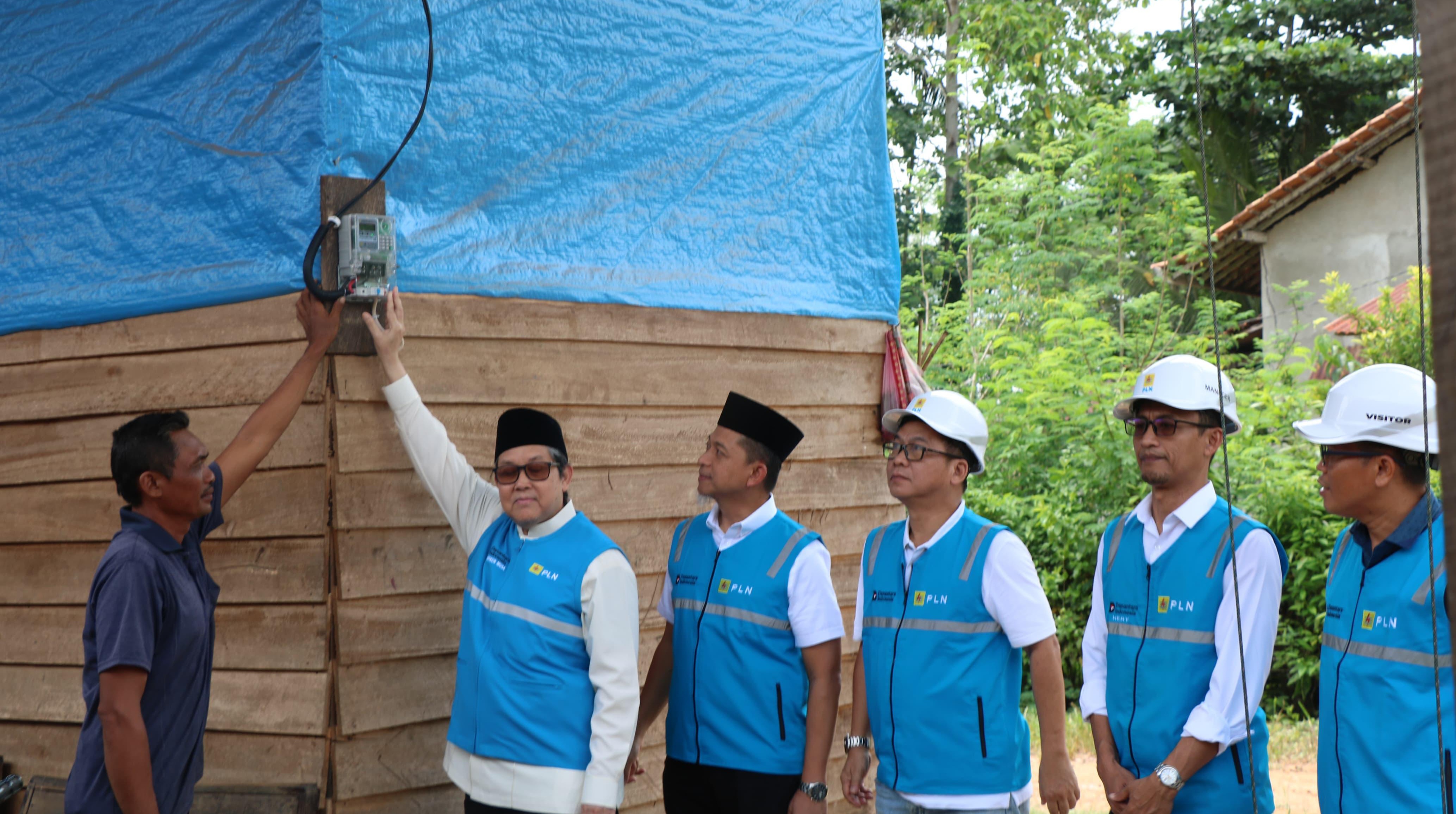 Semangat Hari Pahlawan, PLN Hadirkan Cahaya Bagi Masyarakat di Konawe Sulawesi Tenggara