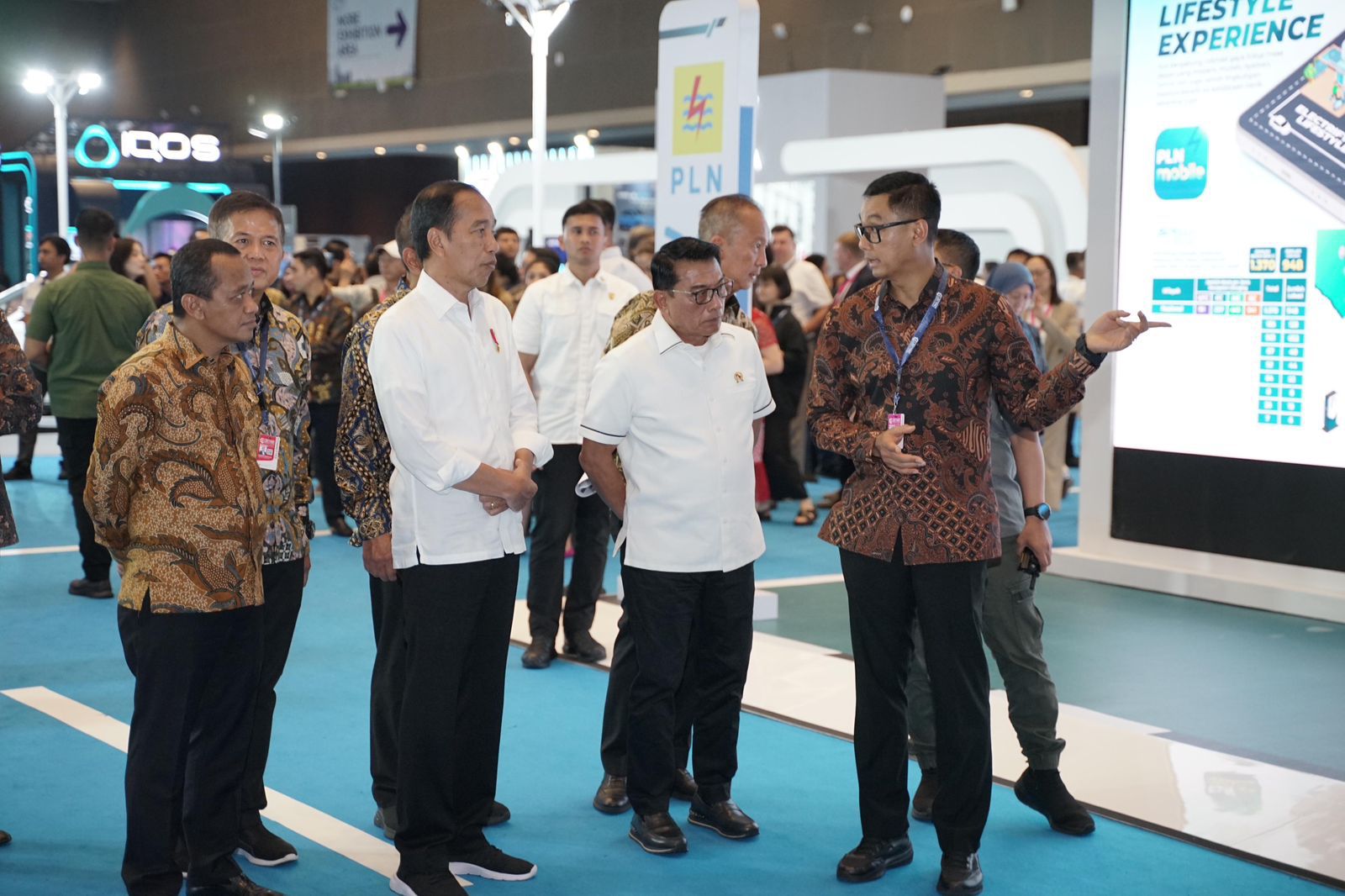 Dikunjungi Presiden Jokowi, Dirut PLN Paparkan Kesiapan Ekosistem Kendaraan Listrik di Booth PLN di PEVS 2024