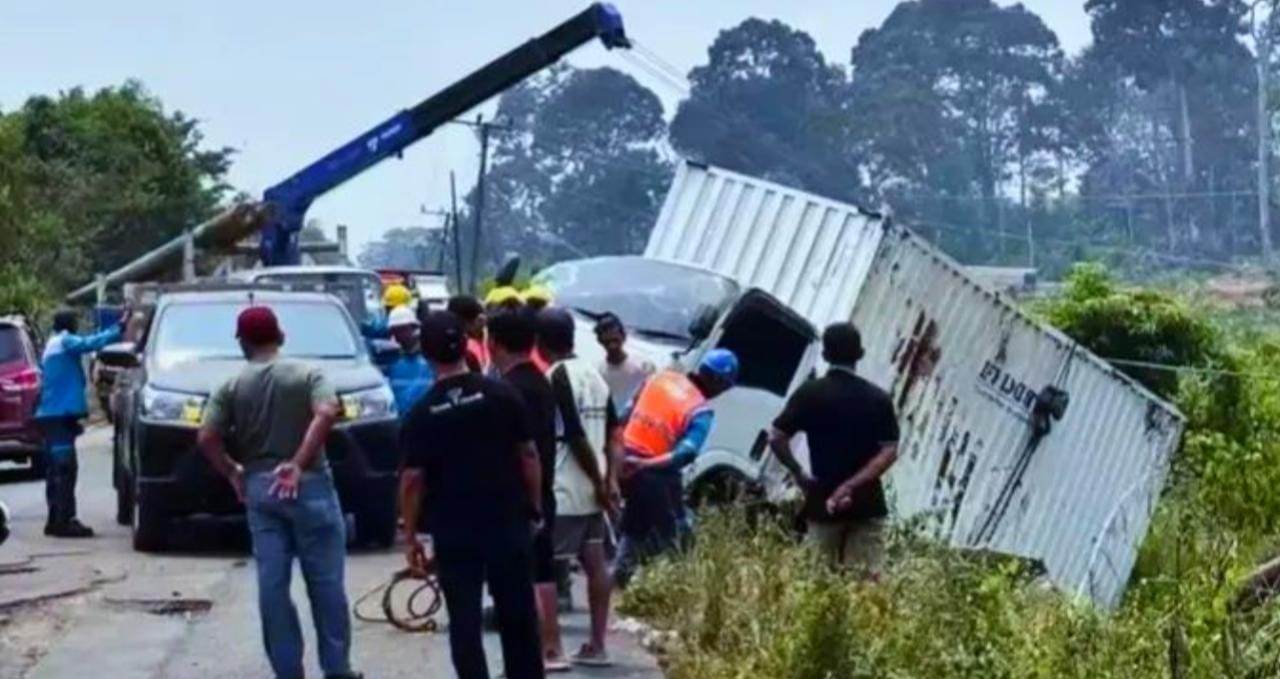 Hindari Lubang, Mobil Box dari Bengkulu Terbalik di Musi Rawas