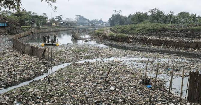 Bahaya Lingkungan: Dampak dan Konsekuensi Mem-buang Sampah ke Sungai