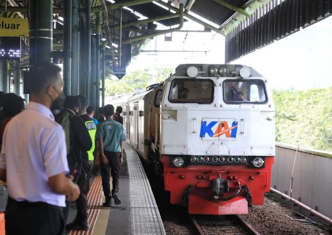 Waspada Perlintasan Kereta: Risiko Mobil Listrik Mogok Akibat Medan Elektromagnetik