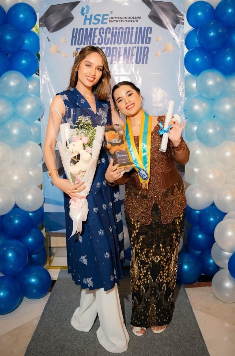 Salut ! Cinta Laura Bantu Asistennya Selesaikan Pendidikan Lulus SMA