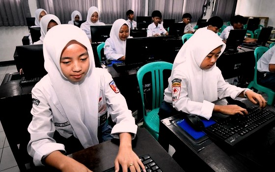 Petisi Tolak TKA Tembus 200 Ribu Tanda Tangan, Mendikdasmen: ‘The Show Must Go On’