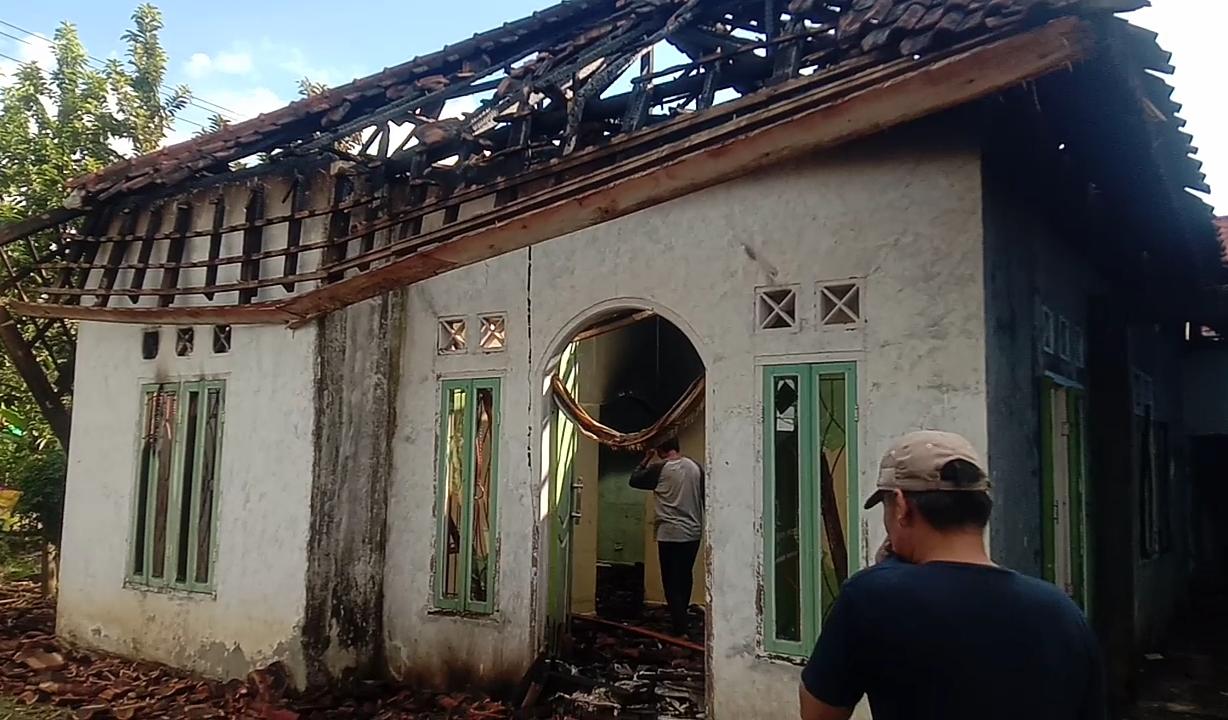 Rumah di Jalan Ponorogo Kelurahan Majapahit Hangus Terbakar