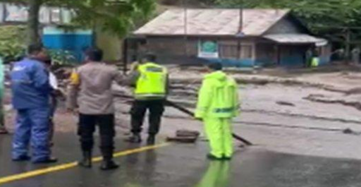 Menghancurkan Ketenangan: Banjir Bandang Serbu Aia Angek, Menghambat Arus Lalu Lintas Utama Menuju Kota Padang