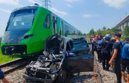 4 Meninggal Dunia,  KA Feeder Whoosh Tabrak Minibus di Bandung Barat