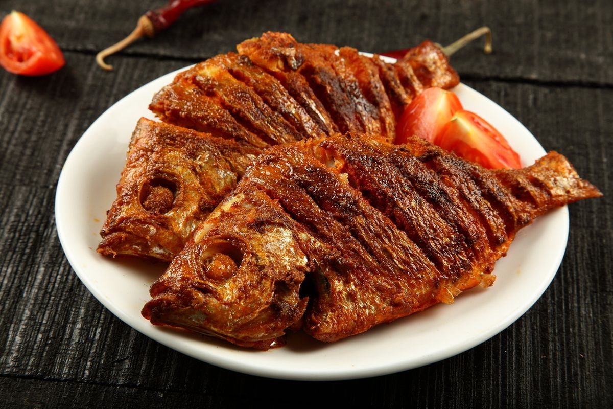Rahasia Menggoreng Ikan: Kulit Kering Renyah, Daging Meresap Lembut ala Restoran