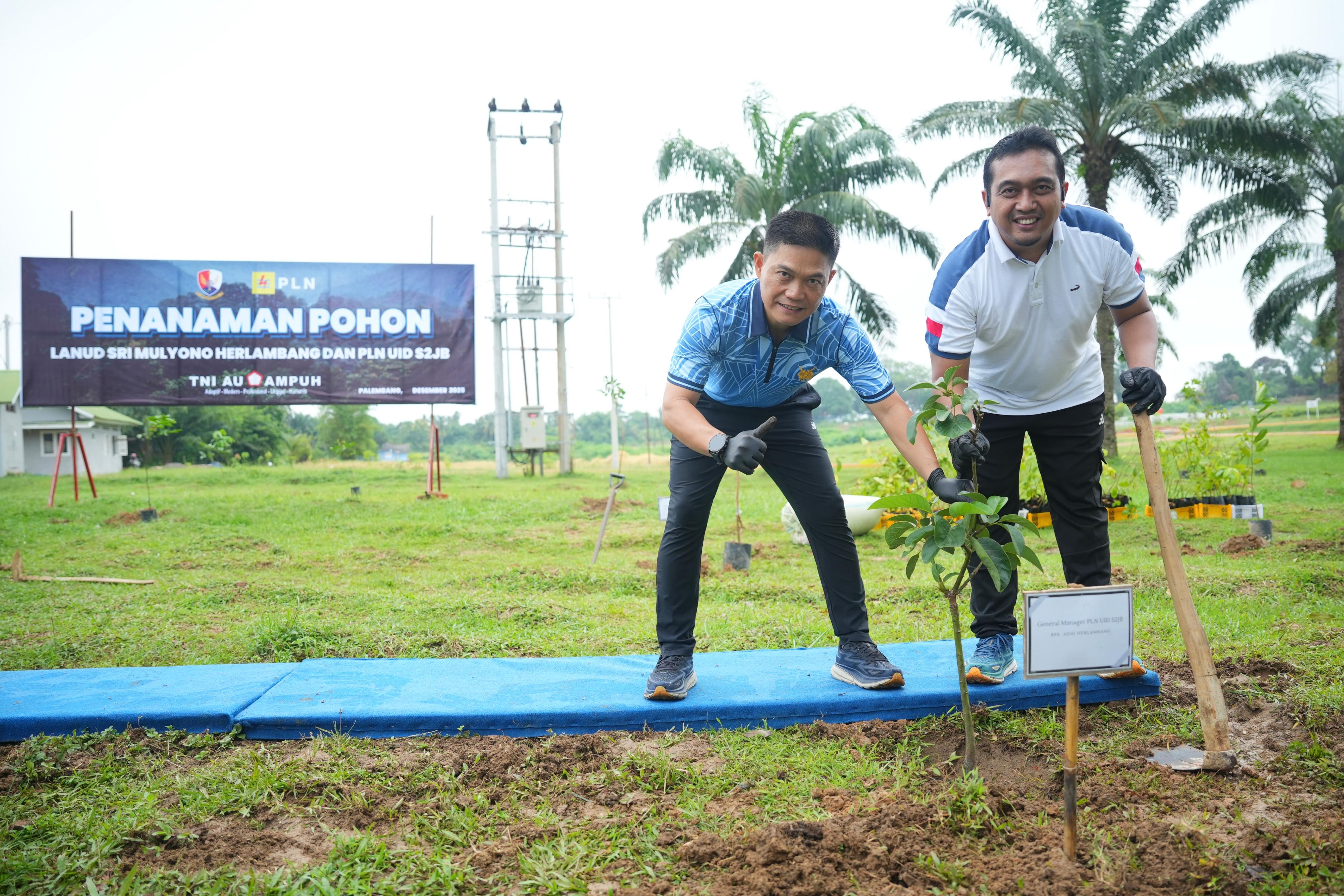 Pelestarian Lingkungan, PLN UID S2JB dan TNI AU Lanud Sri Mulyono Herlambang Tanam Pohon dan Tebar Bibit Ikan