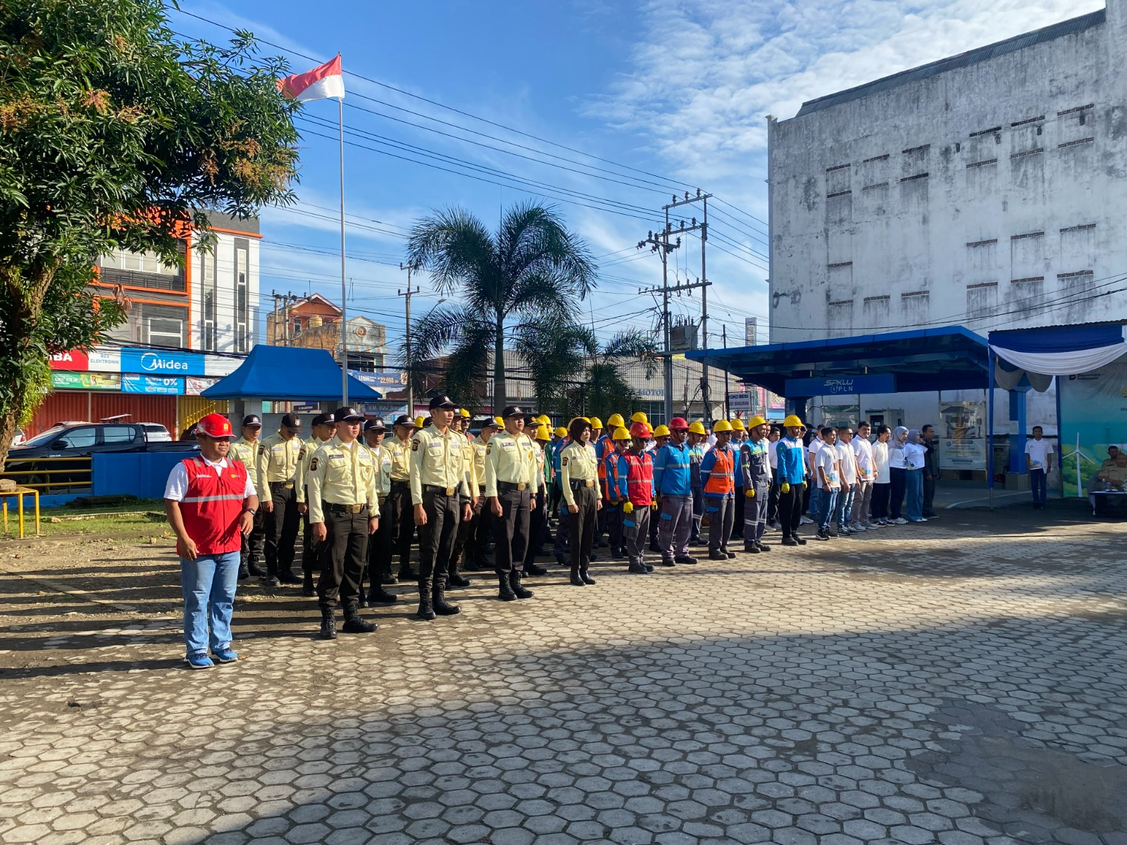PLN UP3 Lubuklinggau Gelar Apel Bulan K3 dan Simulasi Pemadam Kebakaran