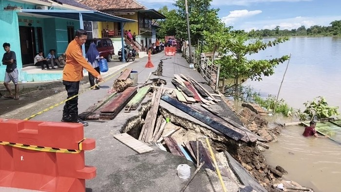 Tebing Sungai Musi Longsor, Warung Ambruk dan Lima Rumah Warga Terancam