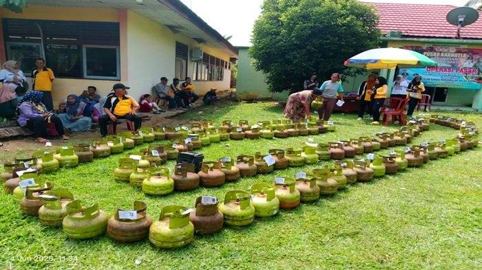 Antrean Mengular di Operasi Pasar LPG 3 Kg Murah Musi Rawas, Warga Antusias Sambut Idul Adha
