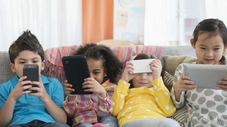 Terlalu Lama di Depan Gadget, Perkembangan Anak Terancam Terganggu