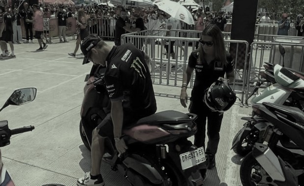Quartararo Tunjukkan Sportivitas di Mandalika: Beri Helm dan Turunkan Footstep untuk Boncenger Wanita  