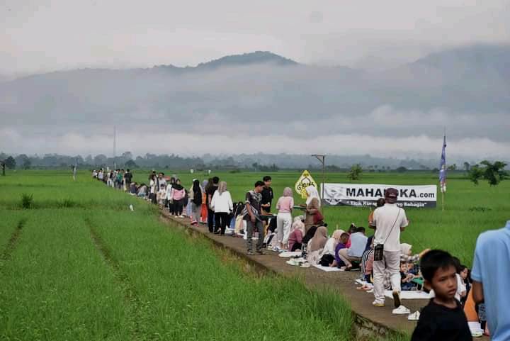 Nikmati Sarapan Istimewa di Tepi Sawah Musi Rawas dengan Latar Perbukitan Hijau