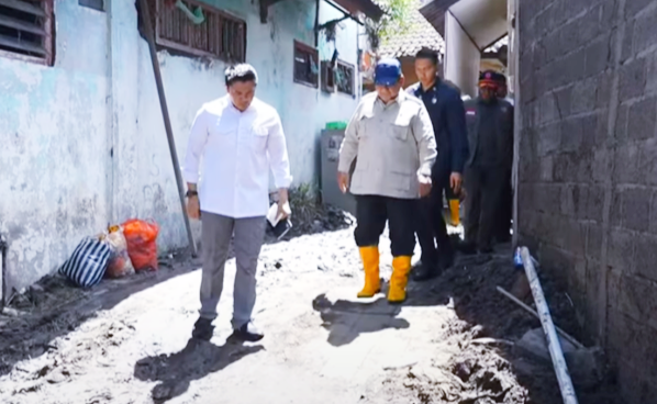 Prabowo Sapa Warga Saat Tinjau Korban Banjir Bali: 