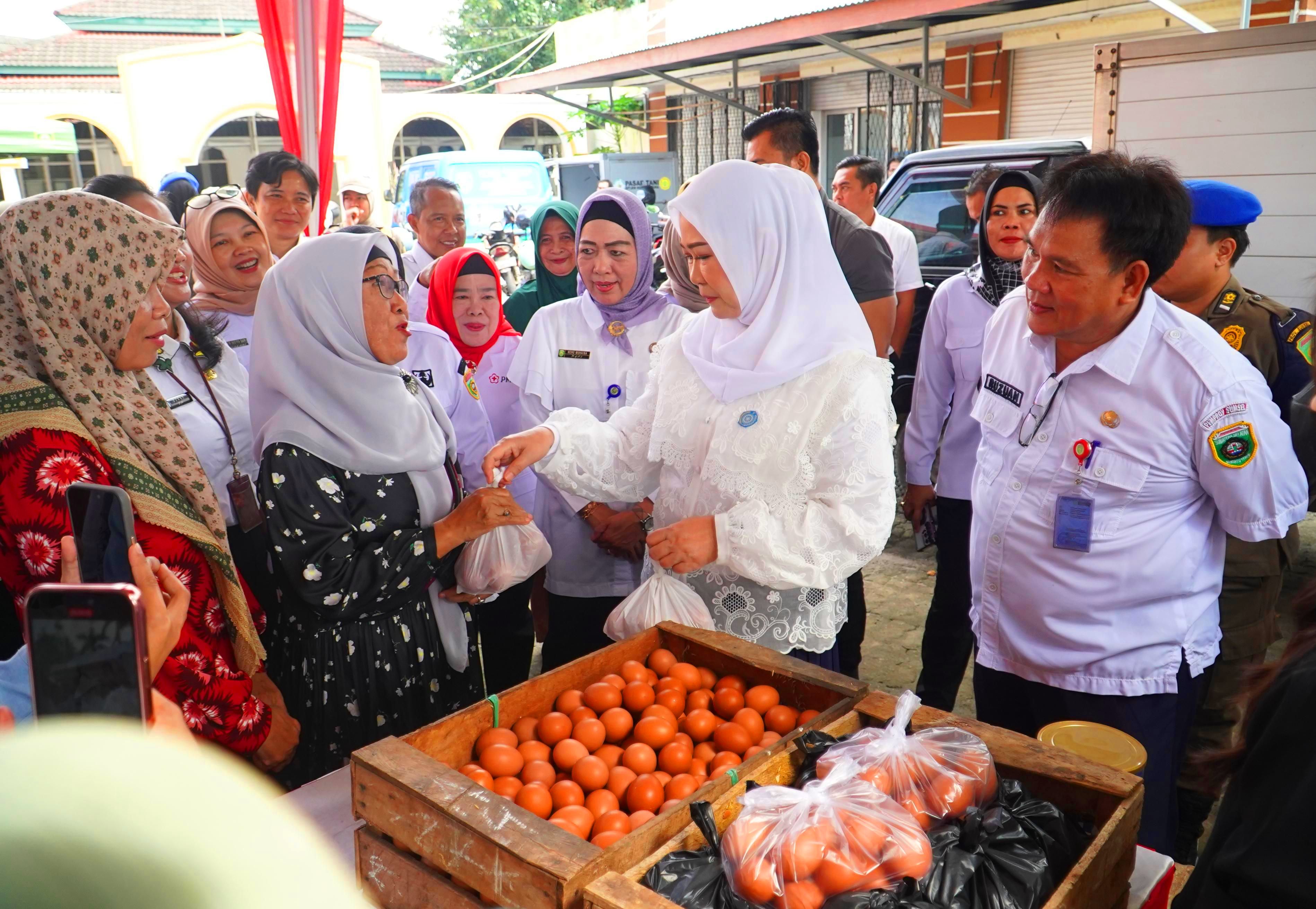 Feby Deru Tinjau Pasar Murah Hari Jadi Sumsel ke-79, Pastikan Kualitas Produk dan Harga Terjangkau