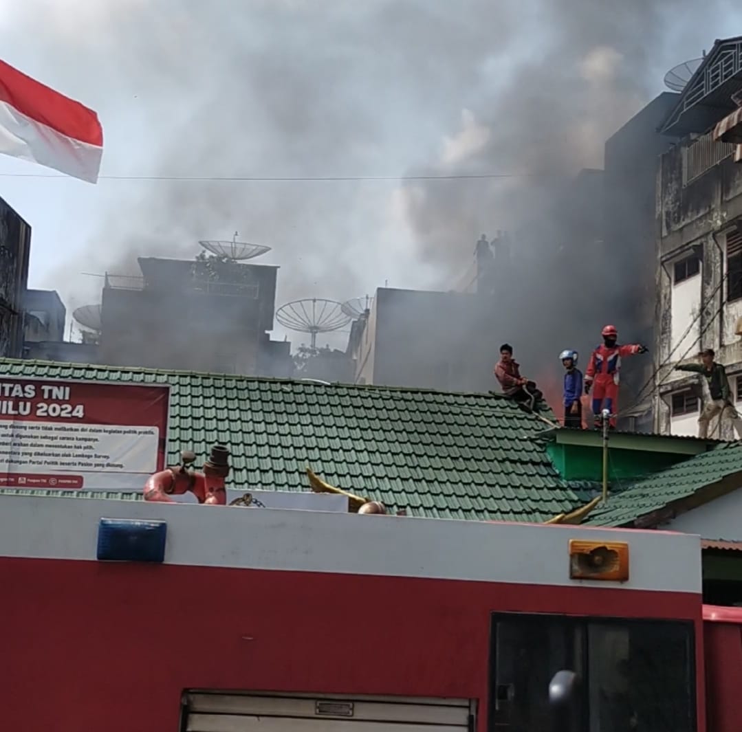 Kebakaran Hebat Terjadi di Belakang Kantor Koramil Kota Lubuk Linggau