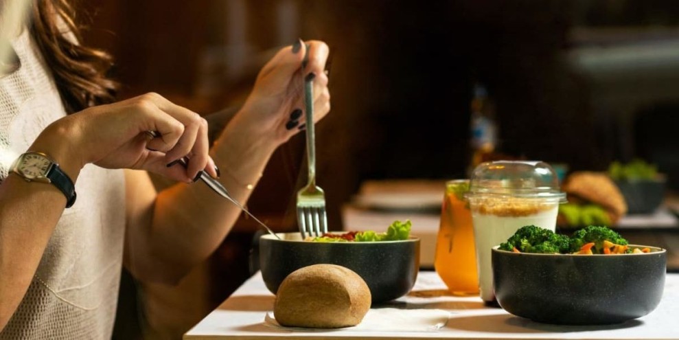 Waktu Makan Malam yang Tepat agar Berat Badan Tetap Ideal dan Tidur Lebih Berkualitas