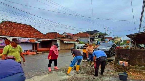Mengenal Hj. Rita Anwar, Dari Staf Kecamatan Hingga Lurah Inspiratif Talang Ubi Timur.