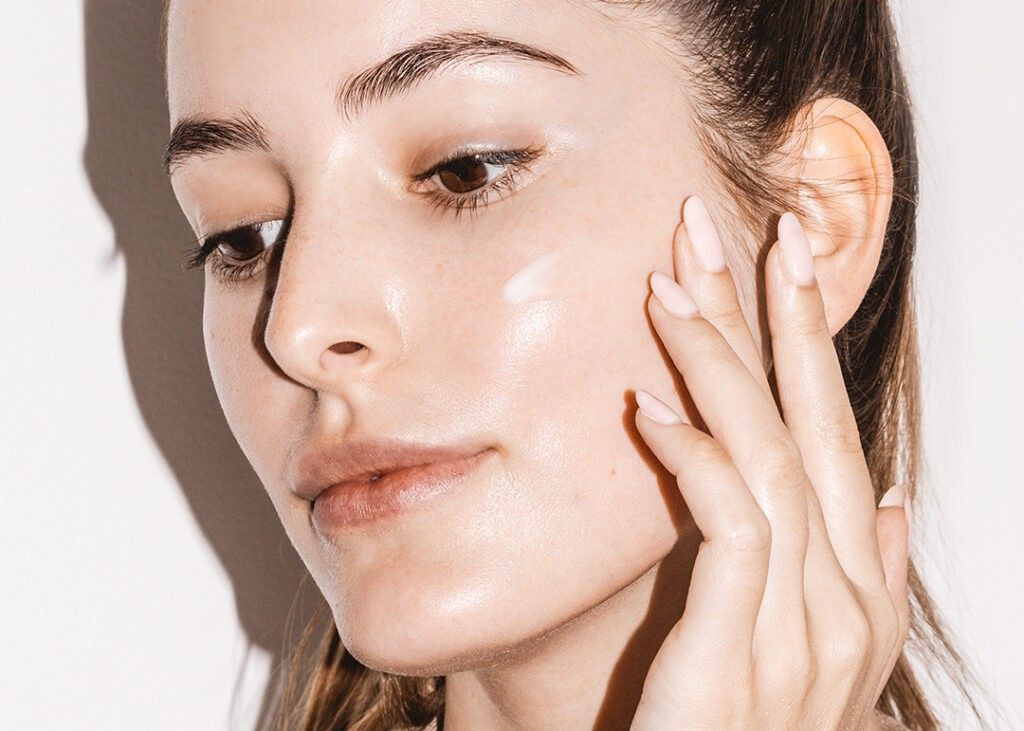 5 Refining Serum untuk Tekstur Wajah yang Lebih Halus