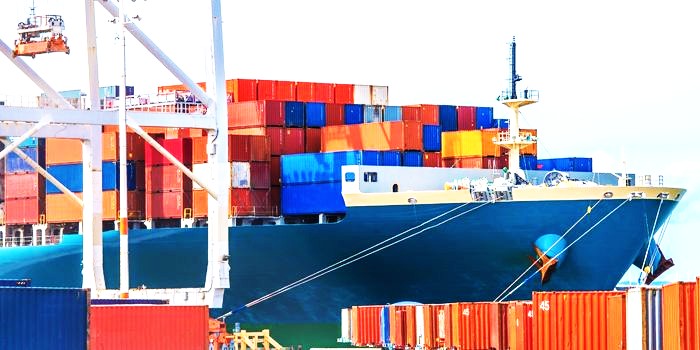 Puluhan Kapal Kontainer Tertahan di Teluk, Ganggu Arus Perdagangan Global